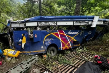 பள்ளத்தாக்கில் விழுந்து நொறுங்கிய பேருந்து..8 பேர் பரிதாப பலி