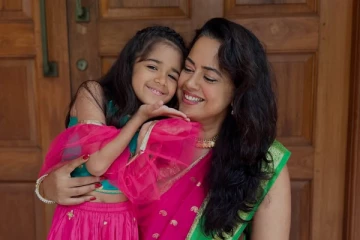 மகளுடன் நடிகை சமீரா ரெட்டி.. அழகிய போட்டோஷூட்