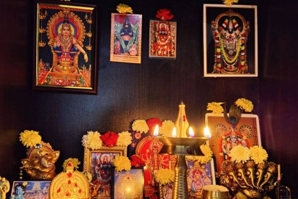 வாஸ்து: தவறியும் இந்த 2 சுவாமி படங்களை ஒன்றாக வைத்து விடாதீர்கள் | Vastu Mistake We Shouldnt Do In Home Pooja Room