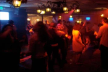 மனைவியின் கண்முன்னே பார் நடன அழகியுடன் குத்தாட்டம் போட்ட கணவருக்கு நேர்ந்த கதி!