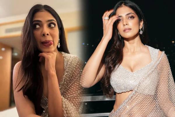 கவர்ச்சி ரொம்ப எல்லை மீறி இருக்கே!! நடிகை மாளவிகா மோகனனுக்கு குவியும் மோசமான கமெண்ட்ஸ் | Malavika Mohanan Latest Photoshoot