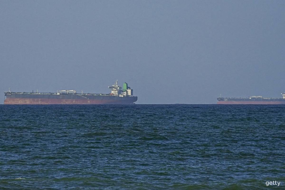 முதல் நாளிலேயே தடுமாறிய ட்ரம்பின் ஹார்முஸ் முற்றுகை... அதிரடியாகக் கடந்த ஈரான் கப்பல்கள் | Us Blockade Barely Affected