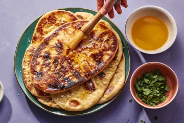 Butter Garlic Naan ஒருமுறை இப்படி செய்து பாருங்க.... கொஞ்சம் கூட மிச்சம் இருக்காது