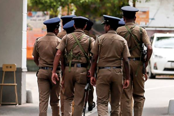 வவுனியாவில் தொடர் கொள்ளை சம்பவத்தில் ஈடுபட்ட மோசடி கும்பல் கைது (Photos) | 6 Arrested Vavuniya Car Two Motorcycles Recovered
