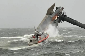 புயலில் சிக்கி கடலில் கவிழ்ந்த கப்பல்! உள்ளே இருப்பவர்களை மீட்கும் பணி தீவிரம்... அதில் ஏற்பட்ட சவால்