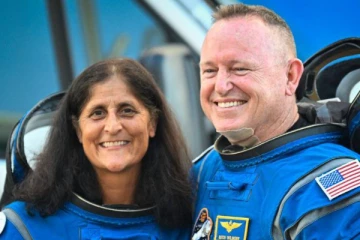 මාස 9ක් ‍සිරවී සිටි ගගනගාමී දෙපළ පෘථිවියට පැමිණීම ආරම්භ කරයි