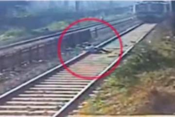 தண்டவாளத்தில் தலைவைத்து தற்கொலைக்கு முயன்ற நபர்: நொடிப்பொழுதில் அரங்கேறிய சம்பவம்