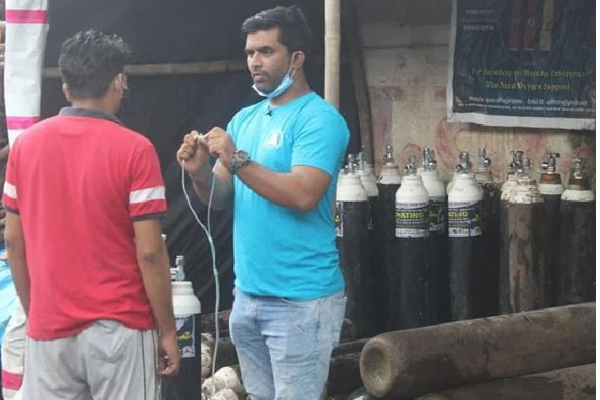 ரியல் ஹீரோ! 22 லட்ச ரூபாய் காரை விற்று நோயாளிகளுக்கு உதவும் இளைஞர் | Mumbai Man Sells His Suv Helps Covid Patients ரியல் ஹீரோ! 22 லட்ச ரூபாய் காரை விற்று நோயாளிகளுக்கு உதவும் இளைஞர் | Mumbai Man Sells His Suv Helps Covid Patients