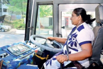 இலங்கையின் அதிவேக வீதியில் சாதனைப் பெண் சசிந்தா