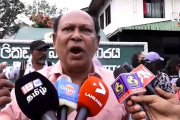 බන්ධනාගාරය ඉදිරිපිටට රැස්වූ පිරිසක් "කළු ජූලිය" මතක් කරමින් කියූ ඇඟ හිරිවැටෙන කතාව.. (VIDEO)