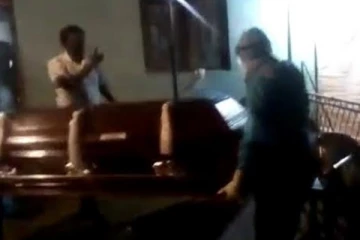 කොවිඩ් මරණයකින් මුළු ගමක් අසරණ වෙයි..200කට වෙච්ච දේ මෙන්න.