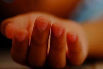 එකම පවුලේ සිව්දෙනෙකුට තියුණු ආයුධ ප්‍රහාරයක් - එම නිවසේ පුංචි පුතු ජිවිතක්ෂයට..