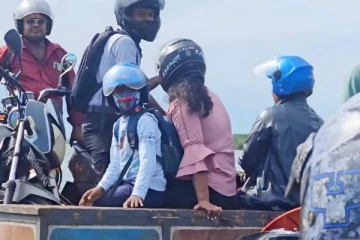 வெள்ளத்தில் மட்டக்களப்பு; உழவு இயந்திரத்தில் மக்கள்!