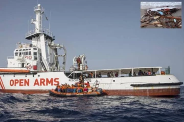 கைவிடப்பட்ட கப்பலில் புலம்பெயர்ந்தோர்! பிரசவித்த பெண்கள்..54 பேர் மீட்பு