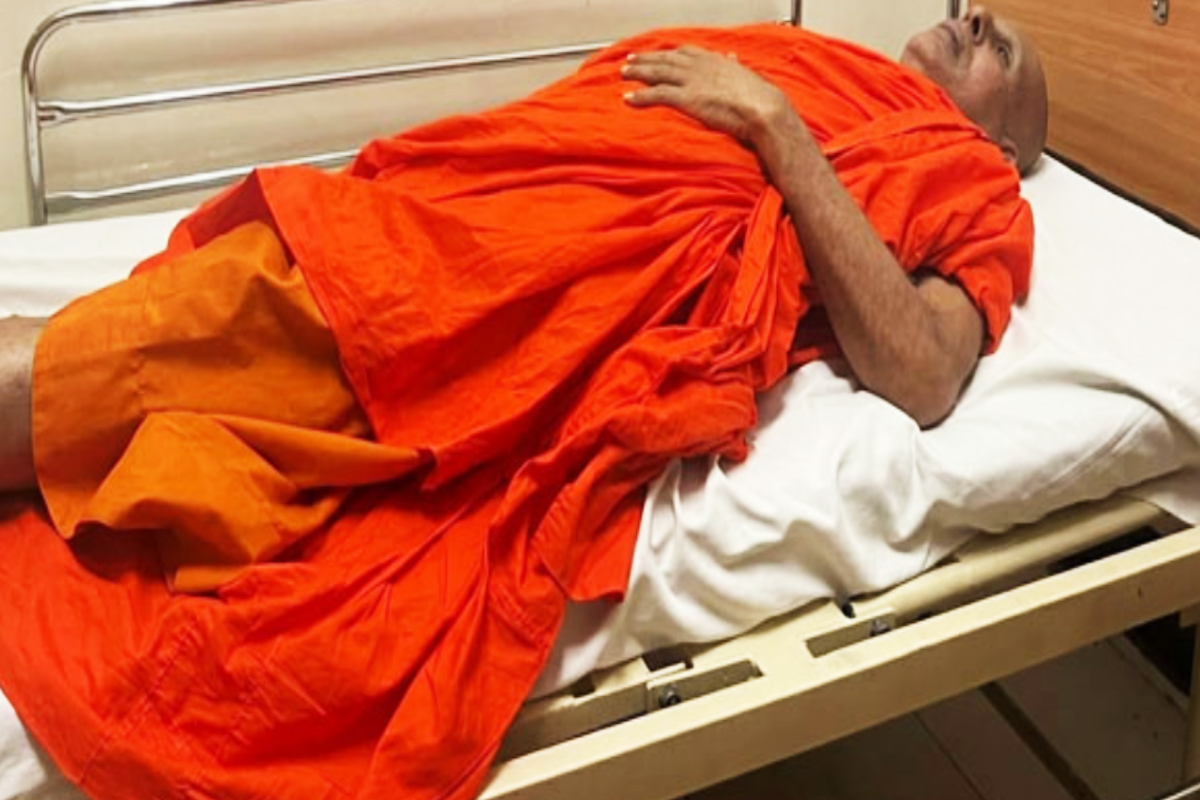 விகாரைக்குள் மர்ம நபர்களால் தாக்கப்பட்ட பத்தரமுல்ல சீலரத்ன தேரர் வைத்தியசாலையில் அனுமதி | Battaramulla Seelarathna Thero Attacked Unknown விகாரைக்குள் மர்ம நபர்களால் தாக்கப்பட்ட பத்தரமுல்ல சீலரத்ன தேரர் வைத்தியசாலையில் அனுமதி | Battaramulla Seelarathna Thero Attacked Unknown