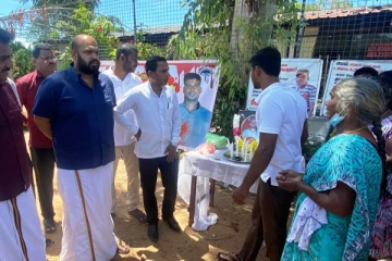 இராஜாங்க அமைச்சர் வியாழேந்திரன் வீட்டுக்கு முன்னால் போராட்டத்தில் இறங்கிய மக்கள் (Photos)