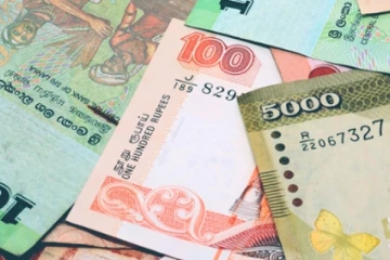 ඉන්ධන පෝලිමේ හිටිය අයට වටිනා මුදල් තෑග්ගක් ලැබුනෙ මෙහෙමයි..