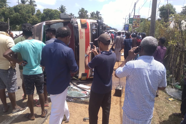 யாழ்ப்பாணத்தில் கோர விபத்து - 9 பேர் படுகாயம்(படங்கள்) | Accident Police Investigating Srilanka Jaffna