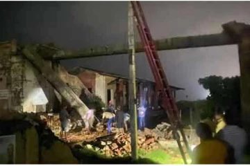 சற்றுமுன் திடீரென இடிந்து விழுந்த தொடருந்து நிலைய மேம்பாலம்