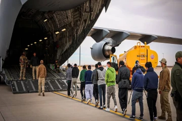 இலங்கையிலிருந்து சிறப்பு விமானத்தில் நூற்றுக்கணக்கானோர் நாடு கடத்தல்