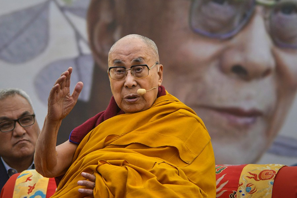 முத்தத்தால் சர்ச்சையில் சிக்கிய தலாய்லாமா; மன்னிப்பு கேட்டார்! | Dalai Lama Caught In Controversy Over Kiss