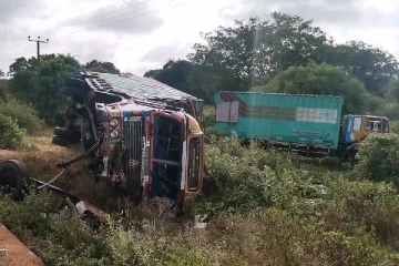 வவுனியாவில் பாரவூர்தி விபத்து - இருவர் காயம்