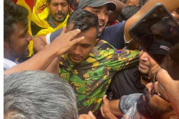 ஆயுதங்களை கீழே போட்டு விட்டு மக்களுடன் இணைந்த இராணுவ வீரர் (படங்கள்)