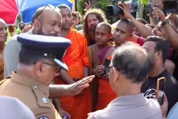 කොළඹ යළි කැළඹෙයි - සත්‍යග්‍රහයේ නිරත භික්ෂූන් වහන්සේලා සහ කොළඹ නගර සභාවේ නිලධාරීන් අතර උණුසුම් තත්ත්වයක් [VIDEO]
