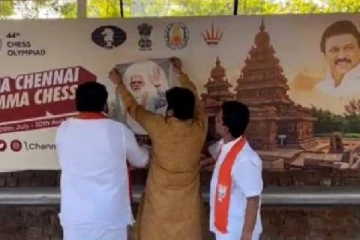 செஸ் ஒலிம்பியாட்  பேனர்களில் மோடியின் படங்களை ஒட்டிய பாஜகவினர் : வைரலாகும் வீடியோ