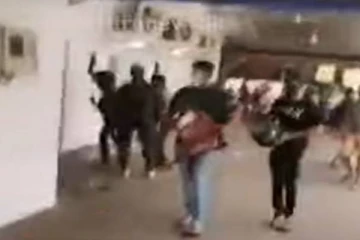 ஜோன்ஸ்டனின் வீடும் முற்றுகை! தீயிட்டு பொருட்களை அடித்து நொறுக்கினர்