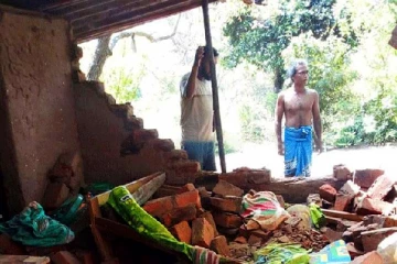 இன்று அதிகாலை வீட்டைத் தாக்கியது யானை : சுவருக்குள் புதையுண்ட இளம் தாய்