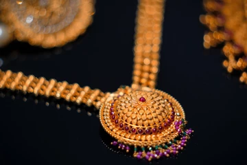 இல்லத்தரசிகளுக்கு குட் நியூஸ் - தங்கம் விலை அதிரடி குறைவு