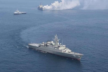 கடலில் திடீரென தீப்பிடித்து எரிந்த கப்பலால் பரபரப்பு