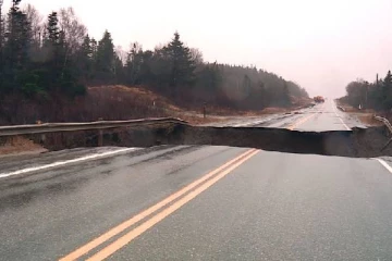 கனேடிய மாகாணத்தில் கோர தாண்டவமாடிய புயல்: சாலைகள் பாலங்கள் சேதம்