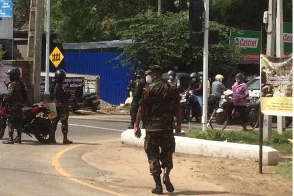 படையினர் ஒத்துழைப்புடன் யாழில் கொள்ளை ; மடக்கிய பொலிஸ்! | South Peoples Vandalizing Jaffa Cement Factory