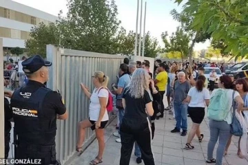 ஆசிரியையை கண்ணில் கத்தியால் குத்திய 14 வயது மாணவன்! மேலும் இரு மாணவர்களுக்கு வகுப்பறையில் கத்திக்குத்து