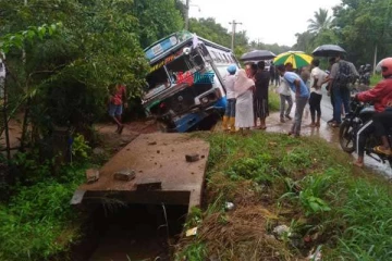 கோர விபத்தில் பொலிஸ் உத்தியோகத்தர் பலி ; நால்வர் காயம்