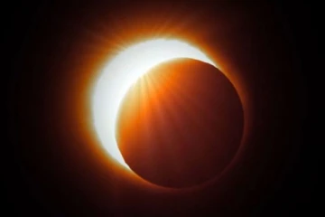 சிலி நாட்டில் நள்ளிரவில் தென்பட்ட சூரிய கிரகணம்!