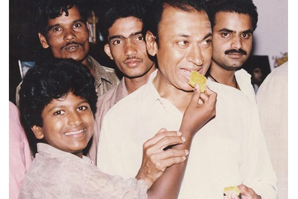 மறைந்த நடிகர் புனீத் ராஜ்குமாரின் அழகிய குடும்பம்.. அனைவரையும் கண்கலங்க வைக்கும் புகைப்படங்கள் | Puneeth Rajkumarfamily Photo