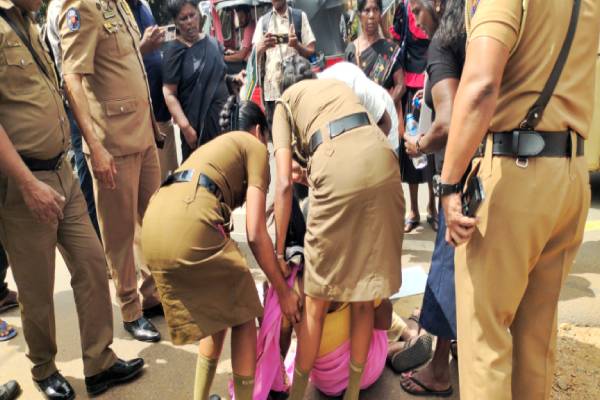 சுதந்திர தின எதிர்ப்பு போராட்டத்தில் மயங்கி விழுந்த தாய்! அவசர உதவி வழங்கிய பொலிஸார் | Goverment Against Protest Kilinochi