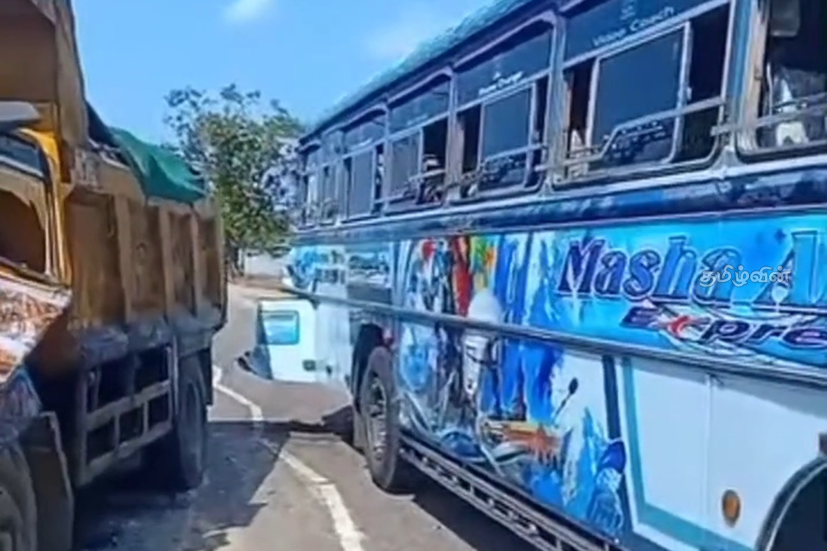 பேருந்து - டிப்பர் மோதி விபத்து: அதிர்ஷ்டவசமாக தப்பிய பயணிகள் | Bus Tipper Accident Passengers Luckily Escaped பேருந்து - டிப்பர் மோதி விபத்து: அதிர்ஷ்டவசமாக தப்பிய பயணிகள் | Bus Tipper Accident Passengers Luckily Escaped