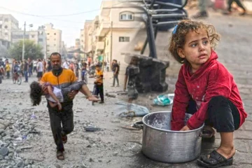 காசாவில் பசியால் அவதியுறும் சிறுவர்கள்