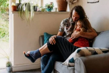 ஒரு மணிநேரம் கட்டிபிடிக்க 7000 ஆயிரமா? இளைஞரின் வினோத வைத்தியம்