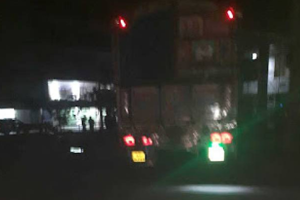 யாழில் எரிபொருள் நிலையத்தில் நள்ளிரவில் திருட்டு தனமாக டீசல் விநியோகம்! | Diesel Theft Midnight In Jaffna Fuel Station