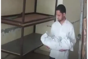 தாய் அருகே படுத்திருந்த பச்சிளம் குழந்தை.. தூக்கிச் சென்று குதறிய நாய்!