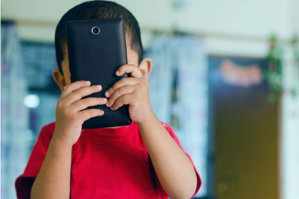 தந்தை தற்கொலை செய்து கொண்டதை வீடியோ எடுத்த 4 வயது மகன் | 4 Year Old Son Filmed Father S Suicide