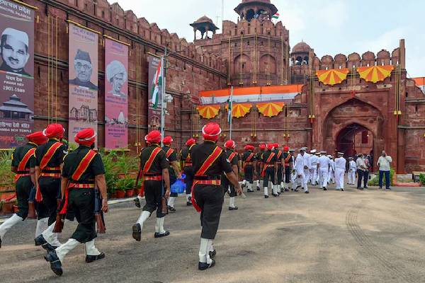 சுதந்திர தினத்தன்று செங்கோட்டையில் கொடி ஏற்றாத இரண்டு முக்கியமான இந்திய பிரதமர்கள் | Indian Prime Ministers Never Unfurled Tricolor