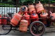 Gas Cylinders Price: சிலிண்டர் விலை குறைப்பு - புதிய விலைப்பட்டியல் இதோ..