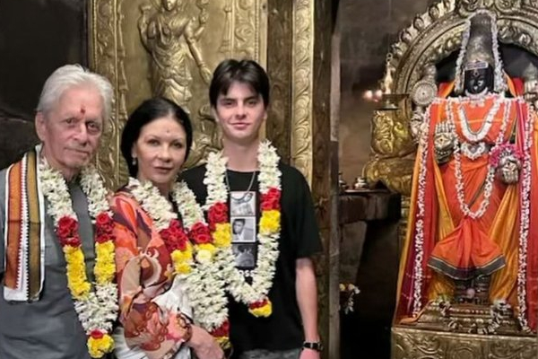 தஞ்சை பெரிய கோவிலில் உலக புகழ் பெற்ற ஹாலிவுட் ஹீரோ.. அதுவும் குடும்பத்துடன், புகைப்படம் இதோ | Michael Douglas In Thanjai Periya Kovil