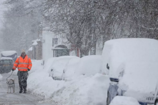 இங்கிலாந்தைத் தாக்கிய பனிப்புயல்: சுமார் 57,000 வீடுகளுக்கு மின் துண்டிப்பு! | Snowstorm Hits England Damages Around 57 000 Homes இங்கிலாந்தைத் தாக்கிய பனிப்புயல்: சுமார் 57,000 வீடுகளுக்கு மின் துண்டிப்பு! | Snowstorm Hits England Damages Around 57 000 Homes